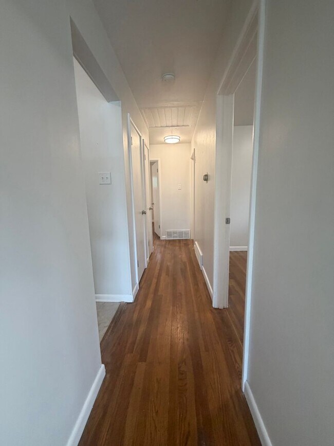 Building Photo - Crestwood Charm 3bd 2bth SFH
