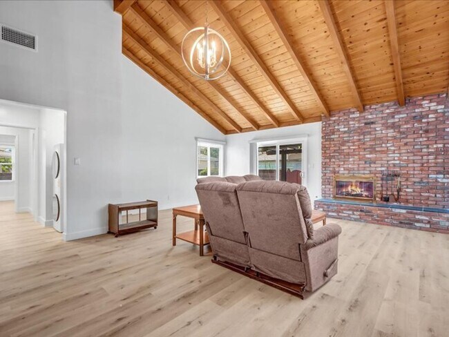 Building Photo - 4847 Ocana Ave