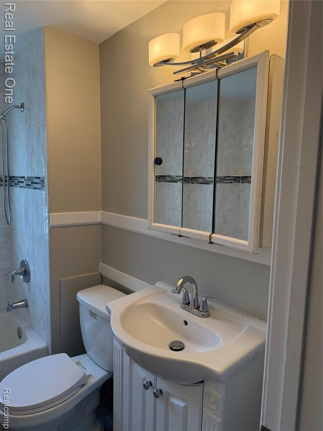 Building Photo - 1601 E 4th St