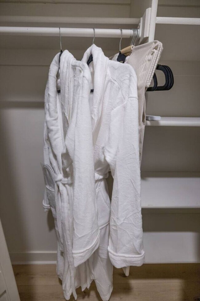 Building Photo - 1157 E Sego Lily Dr