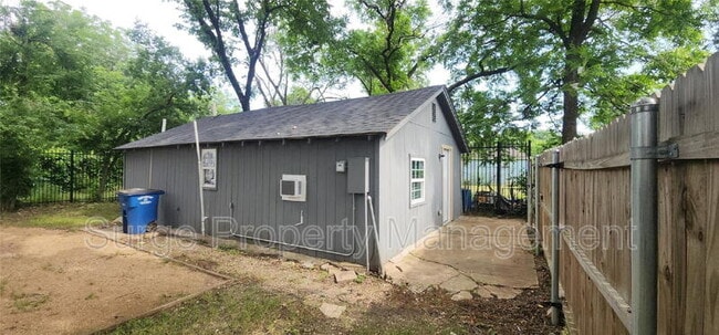 Building Photo - 18333 Roehampton Dr