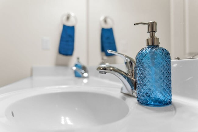 Building Photo - Luxury 4/BR, 2.5 bath townhouse