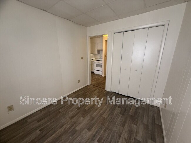 Building Photo - 813 N University St
