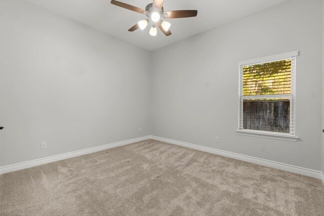 Building Photo - 161 Riverbend Way