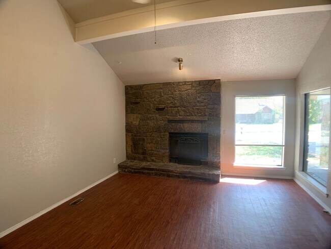 Building Photo - 5 Bedroom Choctaw!