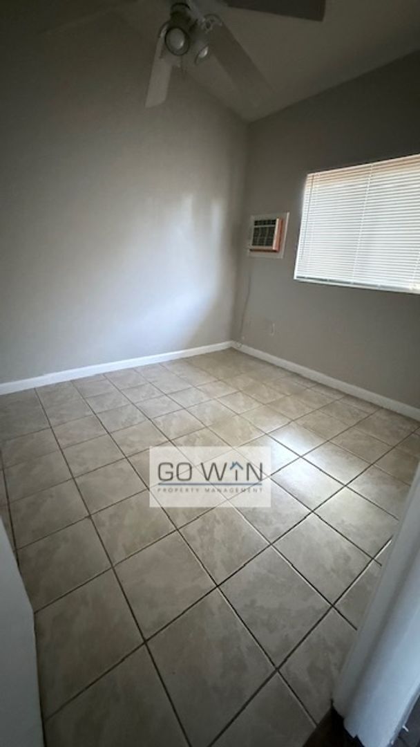 Building Photo - 522 S Mesa Dr