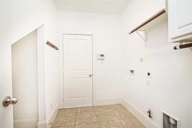 Building Photo - 8127 Caroline Ridge Dr