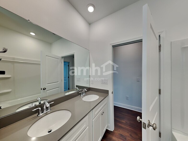 Building Photo - 14633 Cedar Ml Dr