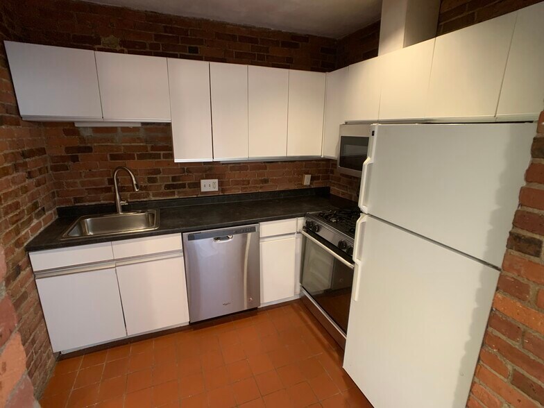 Building Photo - 110 Riverway
