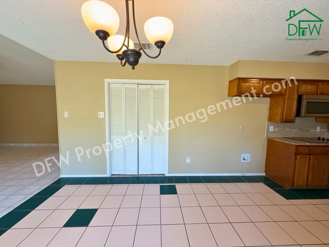 Building Photo - Charming 3-Bedroom Home with Fenced Backyard & Fireplace in Arlington!