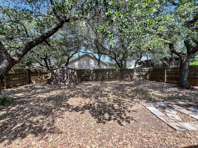 Building Photo - 1825 Lakeview Dr
