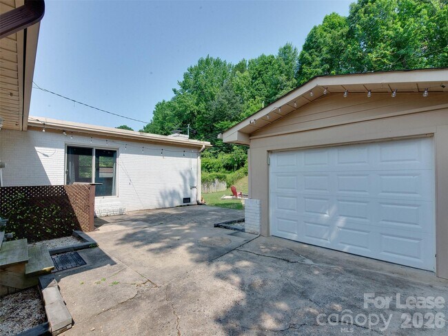 Building Photo - 3921 Sheffield Dr