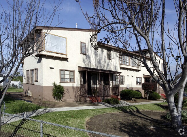 Primary Photo - 2103-2121 Burroughs St