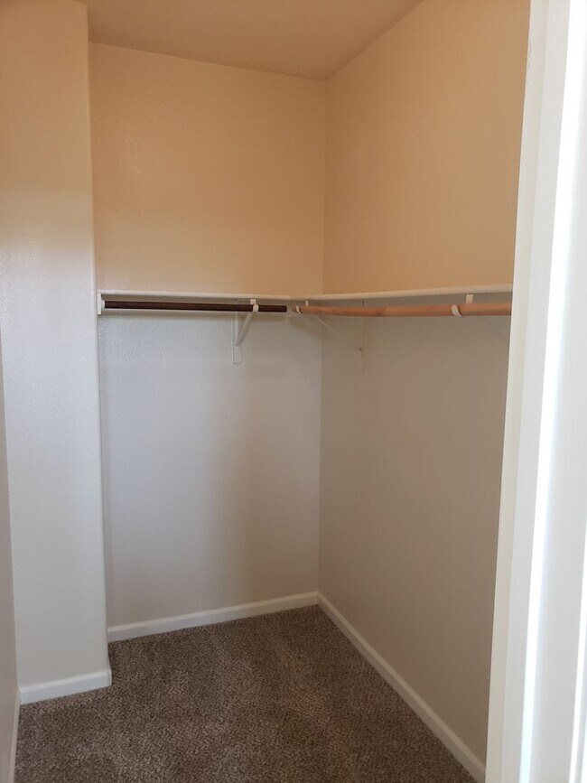 Building Photo - Wow! Move In Ready