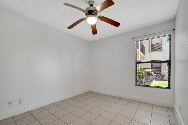 Building Photo - 1495 Lake Crystal Dr