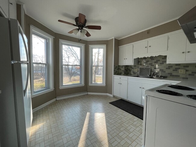 Building Photo - Three Bedroom in Mapleton Local School Dis...