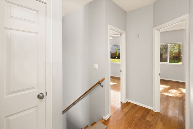 Building Photo - Spacious 3 bed Townhome