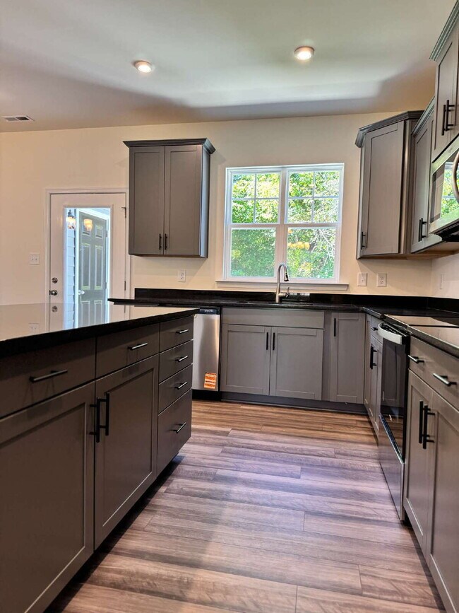 Building Photo - Brand New 3-Bedroom Townhome for Rent in The Glens at Scott Place