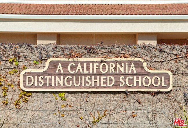 Building Photo - 4566 Via Del Rancho