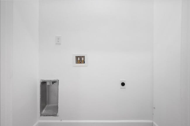 Building Photo - Spacious Townhouse in Dallas