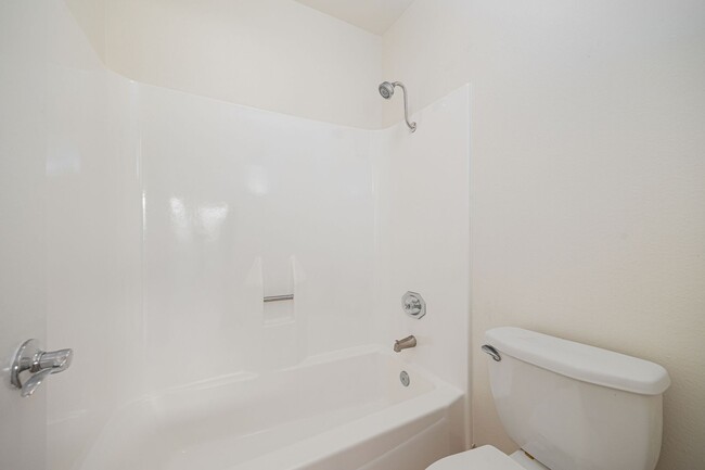 Building Photo - Updated 2 Bedroom Condo | Water Included!