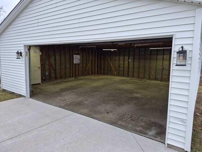 Building Photo - Charming 2-Bedroom Home with Bonus Room & Large Yard