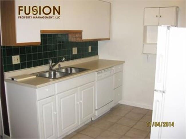 Building Photo - 2 bedroom condo Heat Included and Pool!