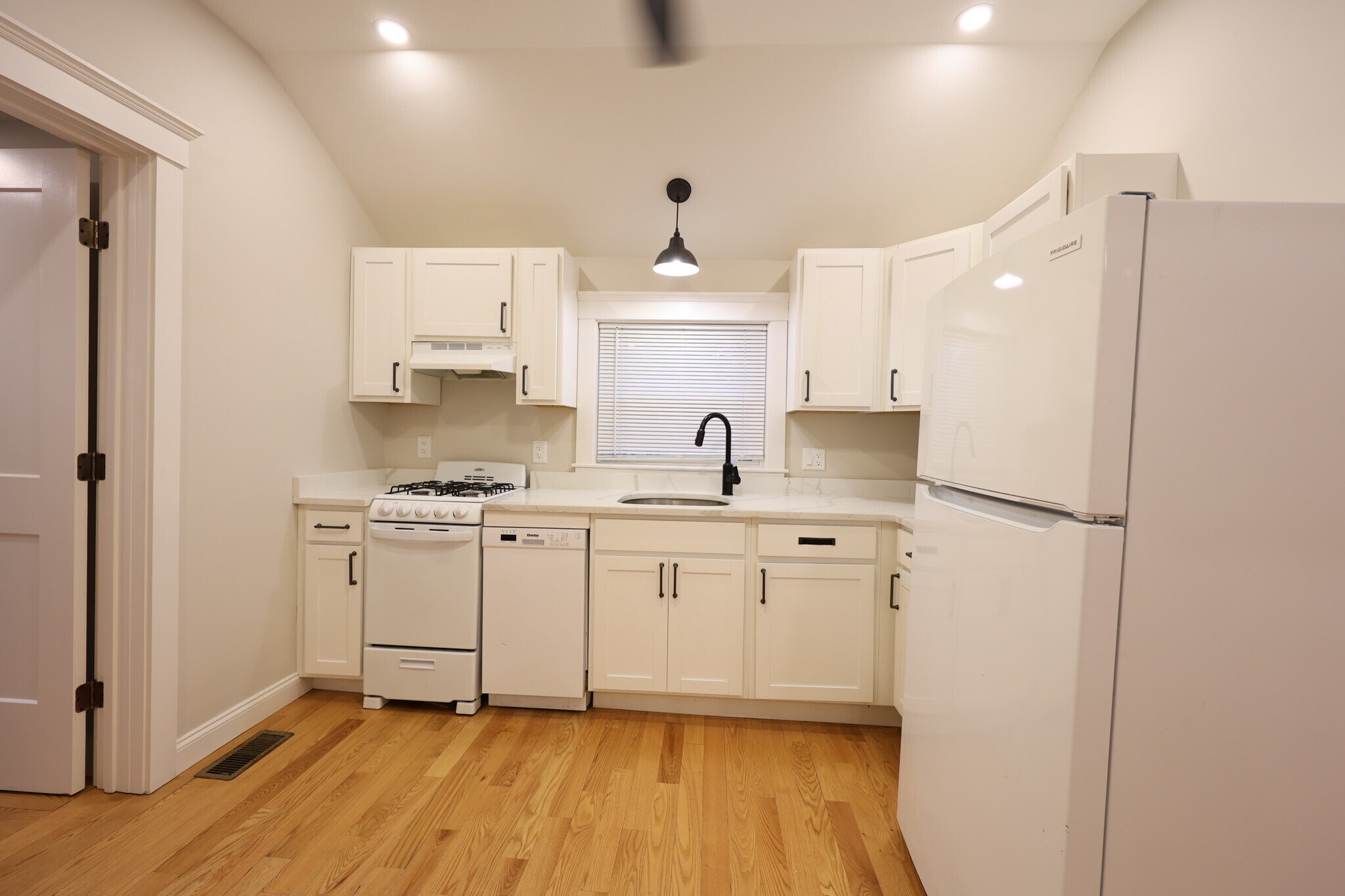 Building Photo - 85 Oak St