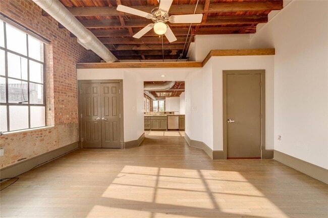 Building Photo - 709 W Magnolia Ave