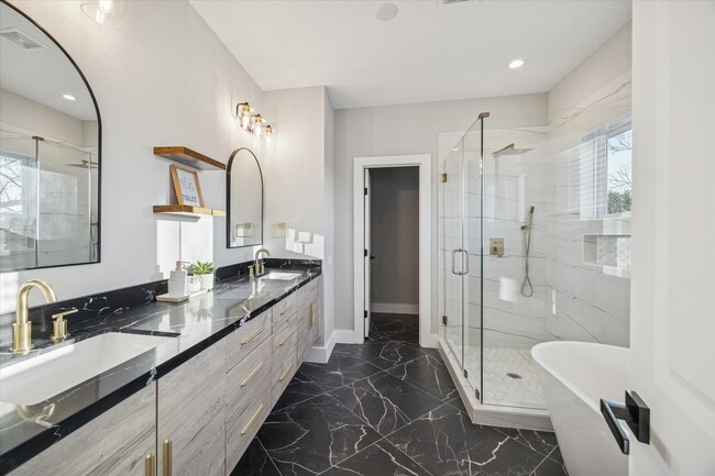 Building Photo - 1003 E 28th St