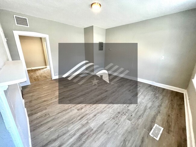 Building Photo - 2212 Calumet St