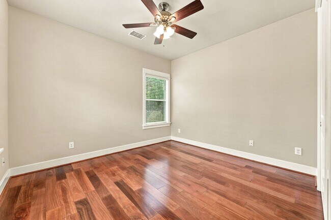 Building Photo - 303 Zennia St