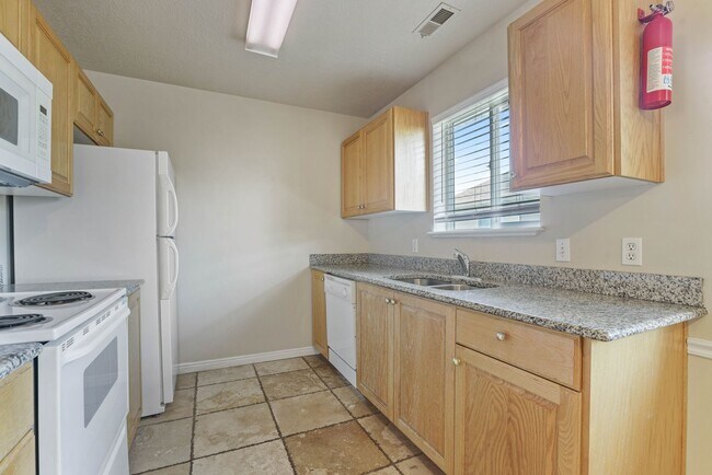 Building Photo - 2 Bed 1 Bath Upper Condo in Rexburg - with Optix internet and washer and dryer included!