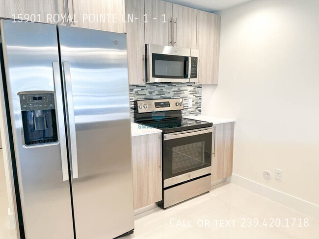 Building Photo - 15901 ROYAL POINTE Ln
