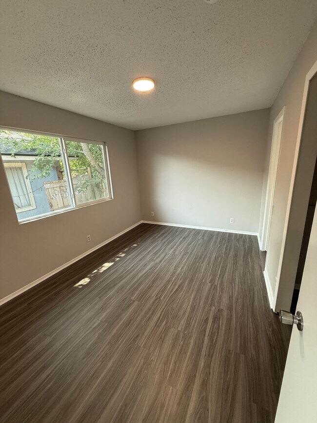 Building Photo - 955_4 Little C-Homes 5, LLC