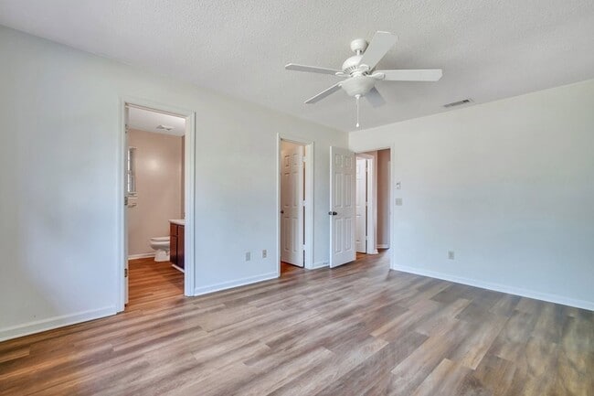 Building Photo - 1501 Woodcrest Cir