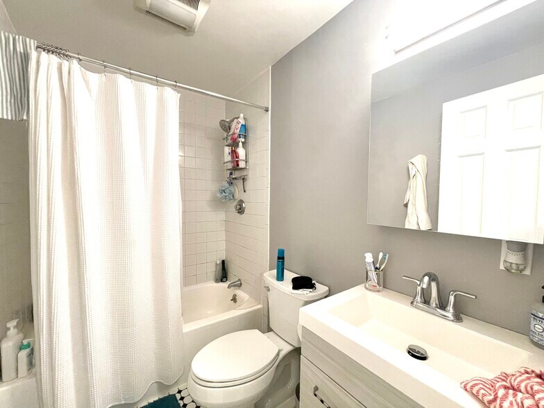 Building Photo - 523 E 3rd St