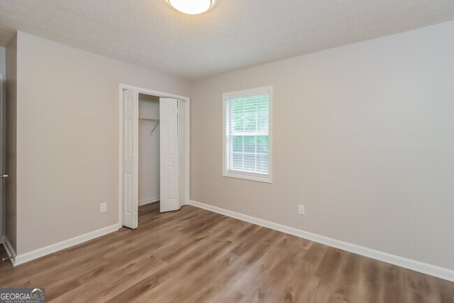 Building Photo - 220 Chesterfield Ct