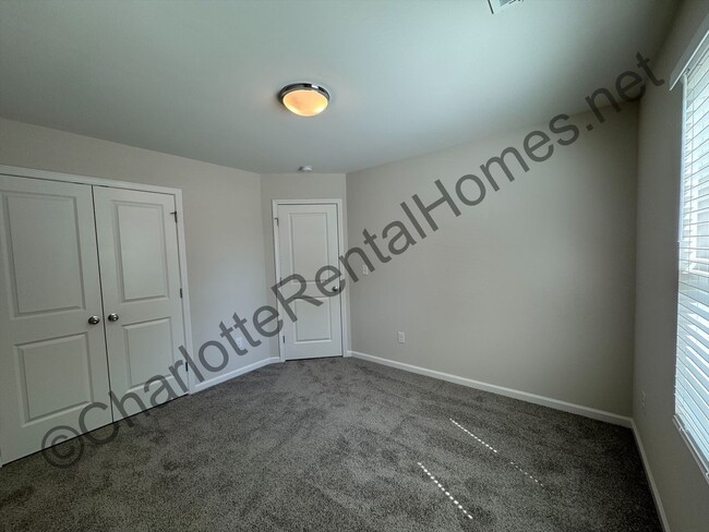 Building Photo - New 3 bed 2.5 bath home in Hickory!