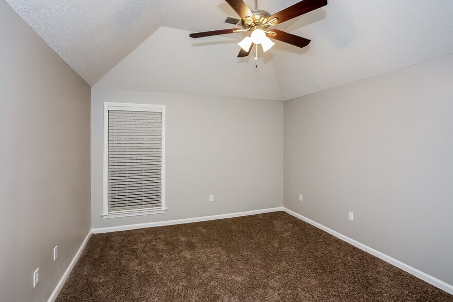 Building Photo - 5846 White Ridge Cir E