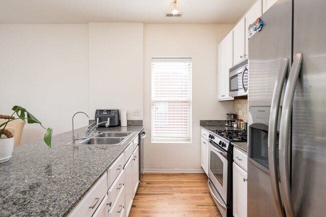 Building Photo - 351 E 25th Pl