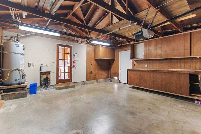 Building Photo - Charming 3-Bedroom Home on Corner Lot in E...