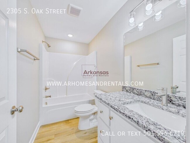 Building Photo - 2305 S Oak St