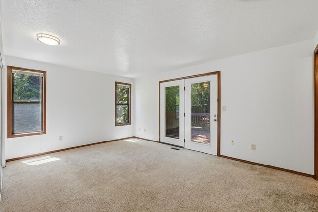 Building Photo - Sweet and spacious home in Beaverton with a garage and large fenced yard available now!