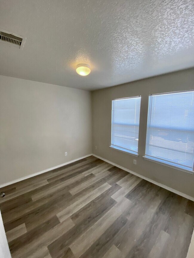 Building Photo - Beautiful 4 Bedroom