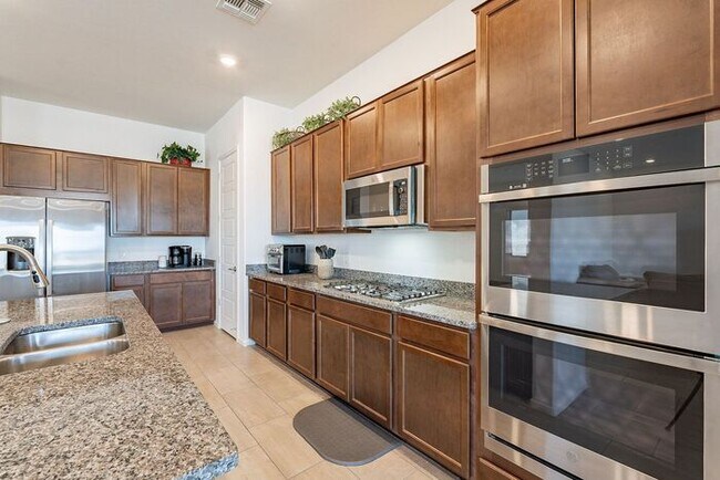 Building Photo - Bright & Spacious 4-Bed Home with 3-Car Ga...