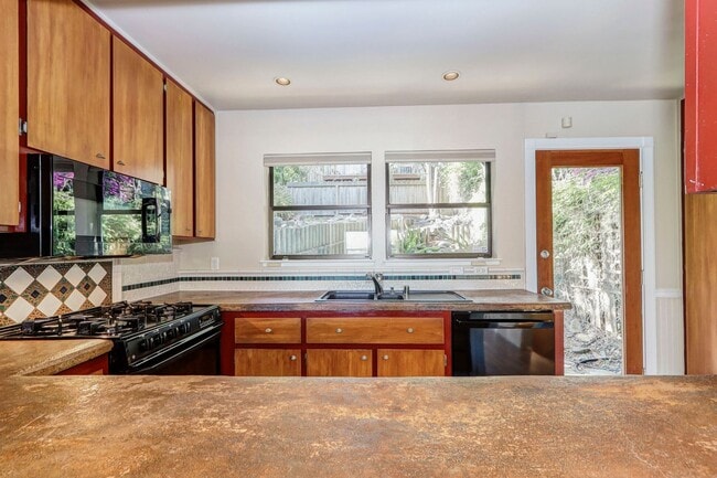 Building Photo - 2 Bed / 1 Bath townhome in sunny Potrero H...