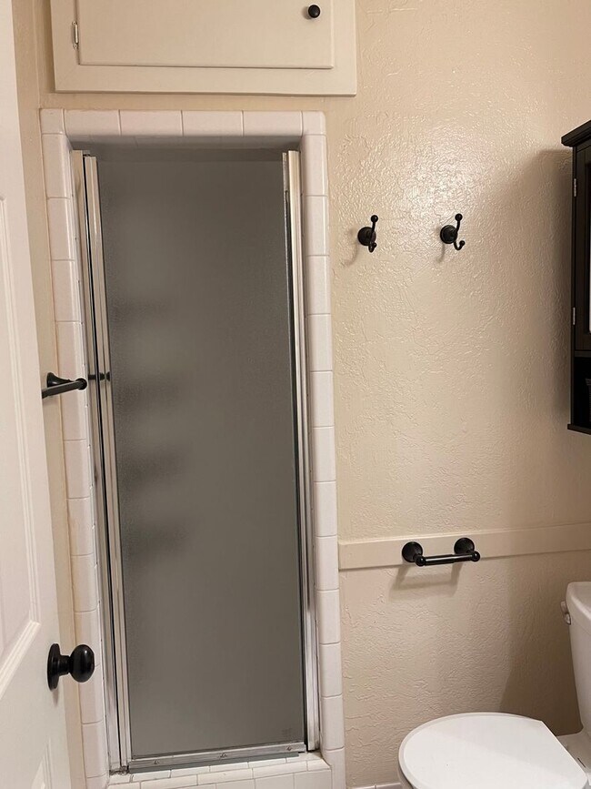 Building Photo - CHARMING 4 BED 2 BATH HOUSE NEAR DOWNTOWN