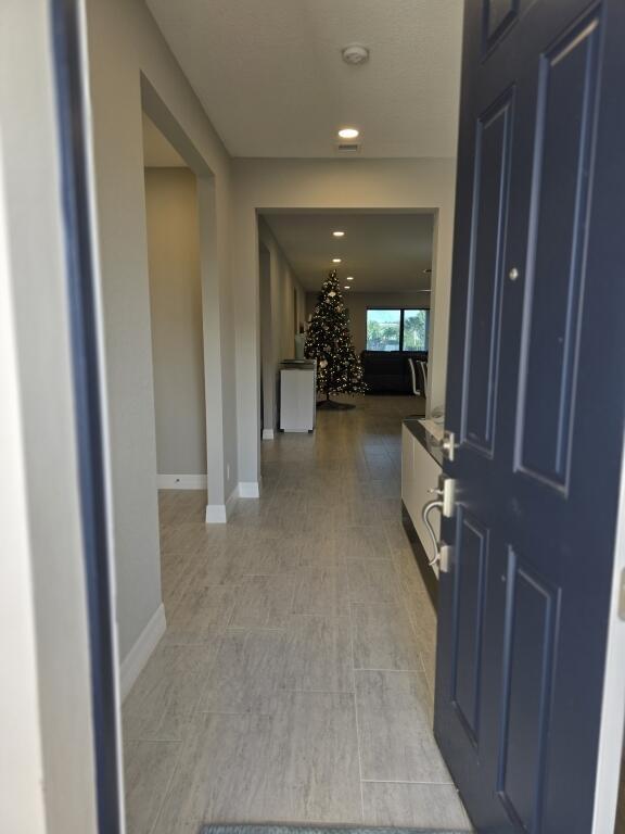 Building Photo - 527 SE Vallarta Dr