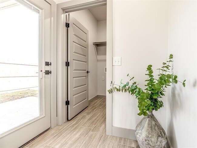 Building Photo - 2633 Crescent Ave